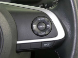 【レーダークルーズコントロール】(全車速追従機能付)付きです。車速に応じて追従支援してくれるので、ロングドライブも快適です。詳細は販売店スタッフまでおたずねください。