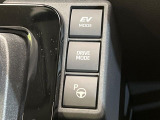 【リモート機能つきアドバンストパーク】専用スマートフォンアプリの使用で、車外から遠隔駐車・出庫が可能な先進機能。広い場所で乗り降りしたい時に便利です♪