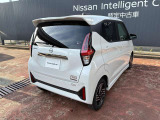 フロントだけでなく、バックソナーも付いてるので駐車時もバッチリ補助してくれます(*^^*)