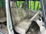 運転席まわりには十分なスペースがあり、大柄な方でもゆったり運転していただける環境です。