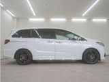 リアには左右スライドドアを採用。狭い駐車場でも開閉しやすく、強風の日でもドアが煽られにくくなっております。小さなお子さまやご年配の方も安心して乗り降りできます。