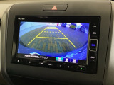 リバースギアに入れるだけで後方の表示へ切り替わります。夜間や雨の日の駐車も楽になりますよ。