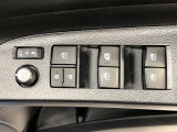 パワーウィンドのスイッチです。運転席に座りながら、助手席や後席の窓を開け閉めできるので大変便利ですよ。