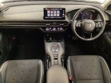 車内は光触媒抗菌消臭施工済です。スタイリッシュなデザインでスポーティなインパネ周りを演出します。グローブボックスやカップホルダーのほかにトレーなどたくさんの収納スペースが付いています。