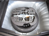 スペアタイヤ、装備車です。最近は、スペアタイヤが無くなってきていますが、やはりあれば安心ですよね!でもでも、交換するのは大変、JAFにお任せ!365日24時間対応します!是非ご加入下さい!