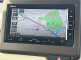 お出かけの際に安心のナビ付です☆バックカメラ機能で駐車もスムーズに行えます。