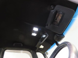 サンバイザーにはバニティーミラー付いてます。