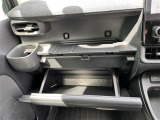 【グローブボックス】大容量のグローブボックスです!!車検証ケース他、日頃使う小物類の収納スペースもたくさんあります!