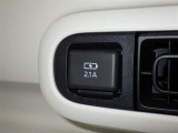充電用端子付き。スマートフォンなどの充電に便利です。