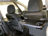 運転席・助手席の背もたれには、2列目シート用にカップホルダー付きの「格納式のシートバックテーブル」を装備しています。休憩時のちょっとした時間などカップを置いたり、小物置きに使えて便利です。