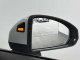 ●アウディサイドアシスト『後方の死角を並走する車両を検知しドアミラーの内側のLEDが点灯。ドライバーに注意を促し事故を未然に防ぐシステムです。』