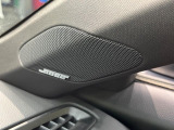 【BOSEサウンドシステム】メーカーオプションの高品位サウンドシステムを搭載。専用のチューニングが施された大小様々なスピーカーから良質なサウンドが奏でられ、臨場感あふれる音響空間を演出します。