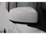 サイドミラーは電動格納ミラーです。ミラーを閉じて入る立体駐車場などでは、有ると便利な機能です。