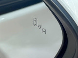【ブラインドスポットモニター】走行中、ドアミラーの死角になりやすい箇所に後続車が接近するとサイドミラーのレンズに警告を表示!ドライバーに注意喚起をしてくれます。