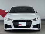 Audiの象徴であるシングルフレームグリルをよりワイドで低くシャープなデザインとすることでワイド&ローのフォルムを協調しています。