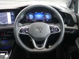 Volkswagen全車共通の上質な本革を使用した手触りのしっとりとしたステアリングです。唯一素肌が触れるハンドルは上位モデルと同じ握り心地になっております。