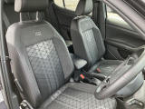 長時間運転でも疲れにくい設計の高品質シートを採用。姿勢が自然に決まり、街乗りから高速道路まで快適なドライブをサポートします。