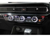 運転席と助手席の温度設定の変更が可能な左右独立タイプのデュアルエアコンです♪♪♪暑がりな人・寒がりな人も誰もが車内を快適にお過ごしいただけます♪♪♪