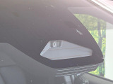 【プリクラッシュセーフティ】前方の車両等を検知し、衝突しそうな時は警報で注意を促し、ブレーキを踏む力をサポート。ブレーキを踏めなかった場合は衝突被害軽減ブレーキが作動、衝突回避をサポートします。