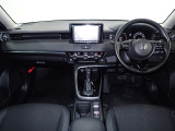 視界広々で非常に運転しやすくロングドライブでも疲れを感じさせないすっきりとまとまったインパネ周りです。