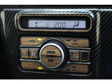 フルオートエアコンを装備。車内の温度設定だけでなくPM2.5にも対応した高性能集塵フィルターも装備しており車内はいつも快適空間♪