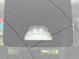【プリクラッシュセーフティ】前方の車両等を検知し、衝突しそうな時は警報で注意を促し、ブレーキを踏む力をサポート。ブレーキを踏めなかった場合は衝突被害軽減ブレーキが作動、衝突回避をサポートします。