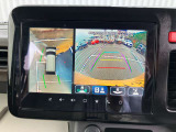 全方位モニターは、車両の前後左右4箇所に設置されたカメラの映像を合成し、車を真上から見下ろしたような映像などをナビ画面に表示することで、駐車時や狭い道での安全確認を強力にサポートする機能です。