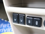 『1台』のお車に対して、3名体制で日々議論を重ね仕入れを行っております。