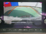 ギアを『R』に入れた後、カメラボタンを2回押すと、ナビ画面に後方の映像を映してくれるので、駐車がし易くなります。