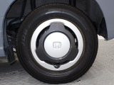 ホイールは車のデザインにマッチした専用タイプです。