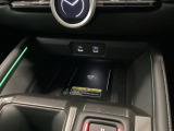 【ワイヤレス充電器】Qi対応のスマートフォンを置くだけで充電ができます。スマートフォンなどの充電に便利なUSBジャック。運転席からも助手席からも使いやすいです。