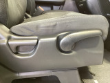 シートハイトアジャスターが付いているので運転姿勢を調整するのに便利ですね。身長に合ったシートポジションは安全運転や疲労軽減にもつながります。