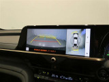 パノラミックビューモニター付きです。車両を上から見たような映像をディスプレイオーディオ画面に表示。運転席からの目視だけでは見にくい、車両周辺の状況をリアルタイムでしっかり確認できます。