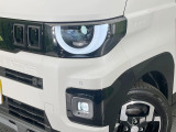 【LEDヘッドライト】悪天候や夜間走行時も良好な視界を確保し安心して運転できる高輝度LEDヘッドライトを装備!点灯速度が早く、消費電力も抑えられています。