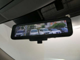 スマートルームミラーは、車両後方に設置されたカメラの映像を、ルームミラーに映し出すことで、死角をなくし、安全性を向上させることができます。また、夜間や雨天時でも、クリアな映像を映し出すことができます。