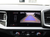 バックカメラ駐車時、後退時に後方を確認する事ができる安全快適装備になります映像だけでなくセンサーにより障害物の距離もドライバーに直感的に伝えてくれる機能になります。