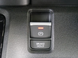 【電子制御パーキングブレーキ】スイッチ操作でパーキングブレーキをオン/オフ。発進時、運転席のシートベルトが着用されている時アクセルを踏めば自動的に解除されます。