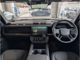 ランドローバー社の伝統の垂直にデザインされた内装は車が悪路で傾いているかぱっと見でも確認できる為の垂直にデザインされた内装になります。イギリス車ならではの落ち着いた雰囲気も好評です。