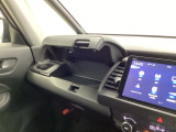 助手席前収納です。大容量設計なのでよく使う日用品など入れておくのに便利です。