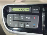 【オートエアコン】一度お好みの温度に設定すれば、車内の温度を検知し風量や温度を自動で調整。暑い&hellip;寒い&hellip;と何度もスイッチ操作をする必要はありません。快適な車内空間には必須の機能ですね♪
