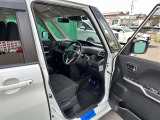 【運転席】座り心地が良いシートなので長時間の運転でも快適にお過ごしいただけます。新品のフロアマットのご注文も可能です。掲載箇所以外にご希望の写真がございましたらお気軽にお問い合わせ下さい。