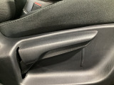 運転席にはドライバーの体型や好みに応じて前後方向だけでなく、高さの調整ができるシートリフターを装備!