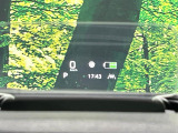 【カラーヘッドアップディスプレイ】現在の速度や走行情報をデジタル表示で運転席前方のガラスに投影!カラー付きで視認性も高く、運転中目線をずらさず必要な情報を確認できるのでとっても便利で安心!