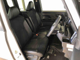 運転席の座面高さを調整できるシートリフターが付いています。フロントシートはベンチシートを採用で、座面も広く使い勝手もいいですよ♪