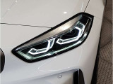 【LEDヘッドライト】先進のLEDテクノロジーを採用。放射される白色光の周波特性は太陽光に近く、バイキセノン・ヘッドライトを上回るコントラストで更に明るく輝きます!