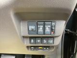 パワースライドドアの開閉はスマートキーのリモコンやドアノブは勿論、運転席側のスイッチ操作でも開閉ができ、安全・簡単です。
