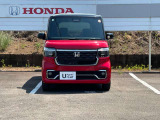 車幅いっぱいに伸びるフロントアクセサリーLEDがボディーのワイド感を強調します!
