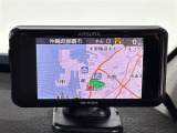 【レーダー探知機】公道に設置されたオービス(自動車の速度違反を自動で取り締まる装置)などの速度取り締まり装置から発せられるレーダー波を探知して教えるアイテム。//