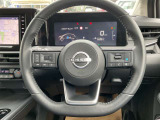 【プロパイロット】高速道路走行時にアクセル・ブレーキ・ステアリングを車両が制御する事で、渋滞時のイライラやロングドライブのストレス軽減に繋がります。運転支援システムとしてご利用頂けます。