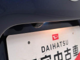 このお車はバックカメラが付いています。ナビをつければ連動できます。バックの操作が楽になります。